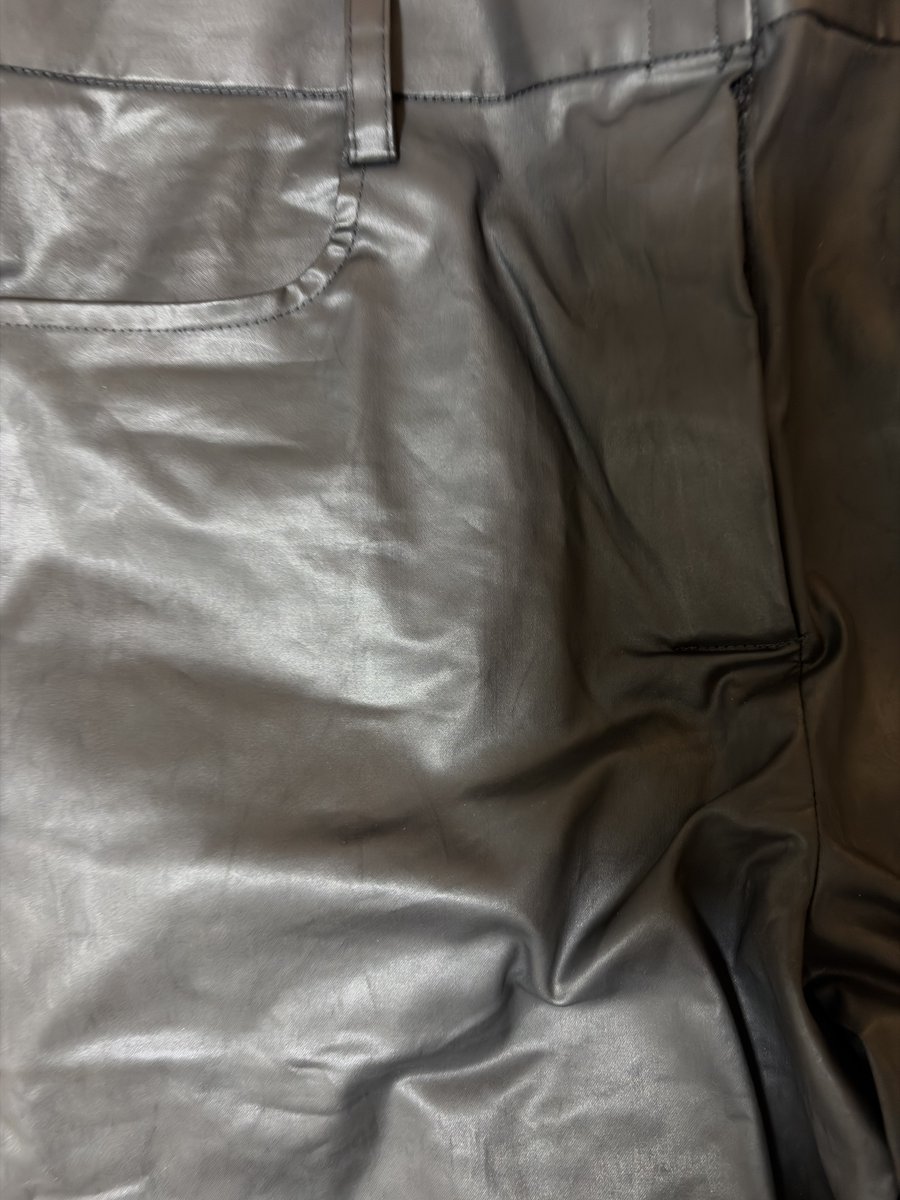 PT-04です。 着画だと伝わりにくそうなので、見た目はレザーパンツぽく