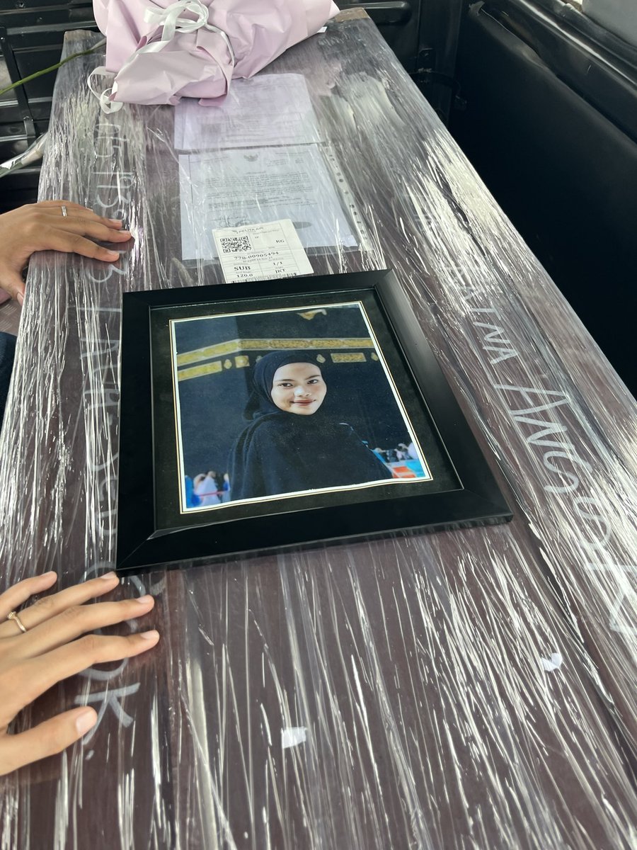 adelinewulan's tweet photo. Tiba tiba kangen banget sama kakaku , kangen suaranya yg selalu nelfon berkali kali tiap hari cuman nanya lagi ngapain dan lagi masak apa . Al fatihah ❤️❤️ https://t.co/F96od5RuuN
