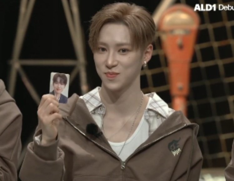 gyesha__'s tweet photo. Geonwoo's photocard 😊😊

#ALPHADRIVEONE #ALD1 #김건우 https://t.co/cjS6U9mcaU
