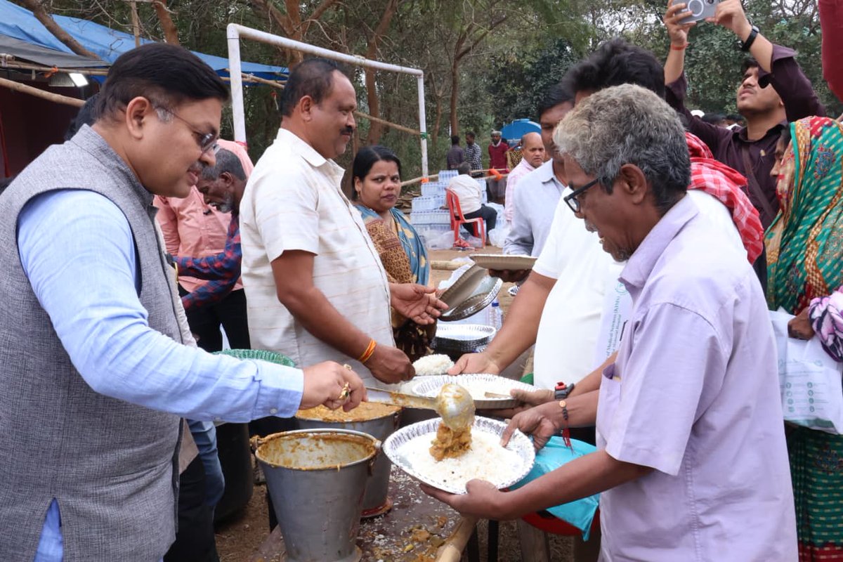 PrithivirajBJP's tweet image. ଆଜି ନାଚୁଣୀ ମହାବିଦ୍ୟାଳୟ ପରିସରରେ କିମ୍ସ ଦ୍ୱାରା ଆୟୋଜିତ ମେଗା ସ୍ୱାସ୍ଥ୍ୟ ଶିବିରରେ ଯୋଗଦେଇଥିବା ମୋ ନିର୍ବାଚନମଣ୍ଡଳୀର ଜନସାଧାରଣଙ୍କୁ ଖାଦ୍ୟ ପରଶିବାର ସୁଯୋଗ ମିଳିଲା ।

#Nachuni #college #kimshospital #health #camp #PrithivirajHarichandan