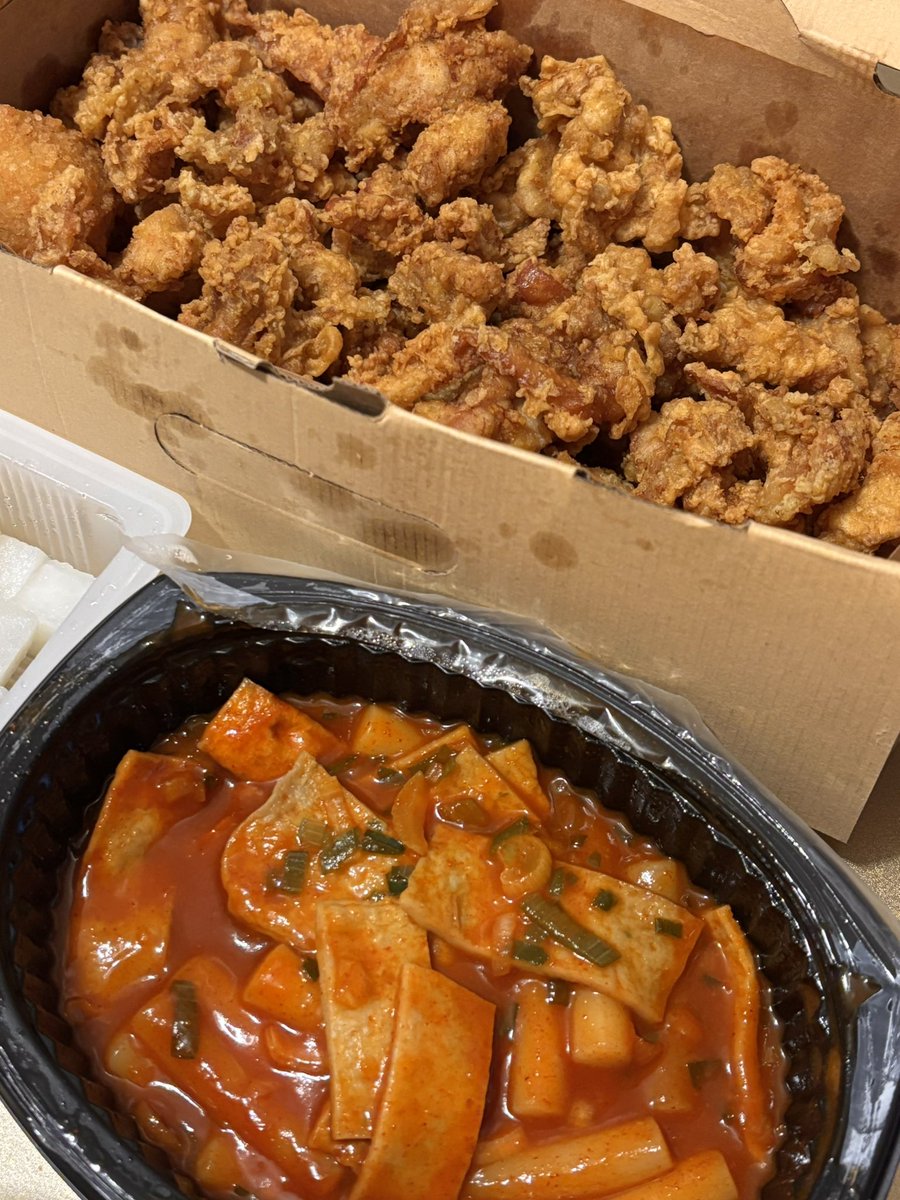 bomeeeooo's tweet image. 그거 아세요?
노랑통닭은 무 조 건 떡볶이랑 같이 먹어야 한다는 것을