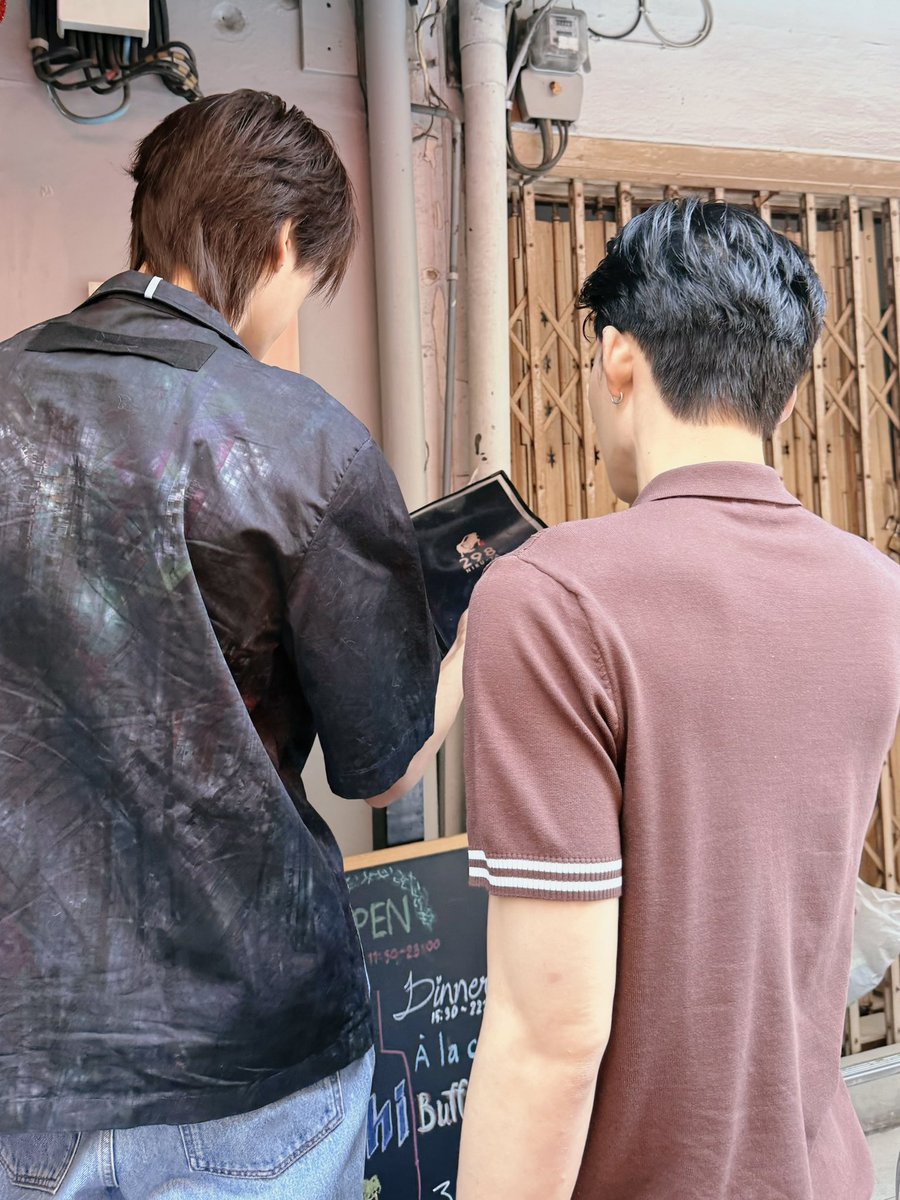 mumuxppw's tweet image. ขออนุญาตสรุปคลิป one day date with #ปอนด์ภูวินทร์ เพื่อไม่ให้สว พลาดมม ในการเสพจิ้นนะ 

1. ปอนด์ให้ภูวินทร์เป็นคนเลือกร้าน 
2. ภูวินทร์ถามปอนด์ว่าอยากกินอะไร ปอนด์บอกบุฟเฟ่ต์ ฮีเลยเลือกร้านนี้
3. ภูวินทร์เคยพาปอนด์ไปกินต้มเลือดหมู เพราะวันนั้นคุณปอนด์มาหาที่คอนโดก่อนออกไปทำงาน…