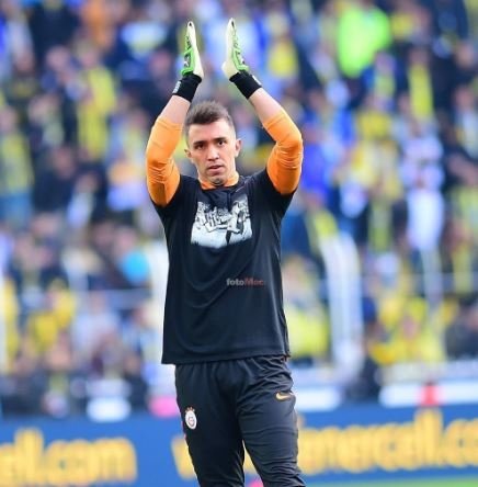 Fenerbahçe efsanesi Sinyor Can Bartu vefat ettiğinde Galatasaray onun resminin basılı olduğu tişörtle sahaya çıkmıştı.
Dün akşam Türk futbolunun büyük golcüsü Gökmen Özdenak için saygı duruşu yapılmasına izin vermeyen ve hatırasına küfredenlere hatırlatmak lazım bunu.