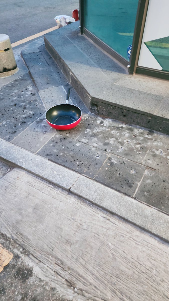 lime_SH_'s tweet image. 아트원 앞에 후라이팬 분실하신분.
챙겨가세요.
@ LOSTnFOUND_연뮤덕