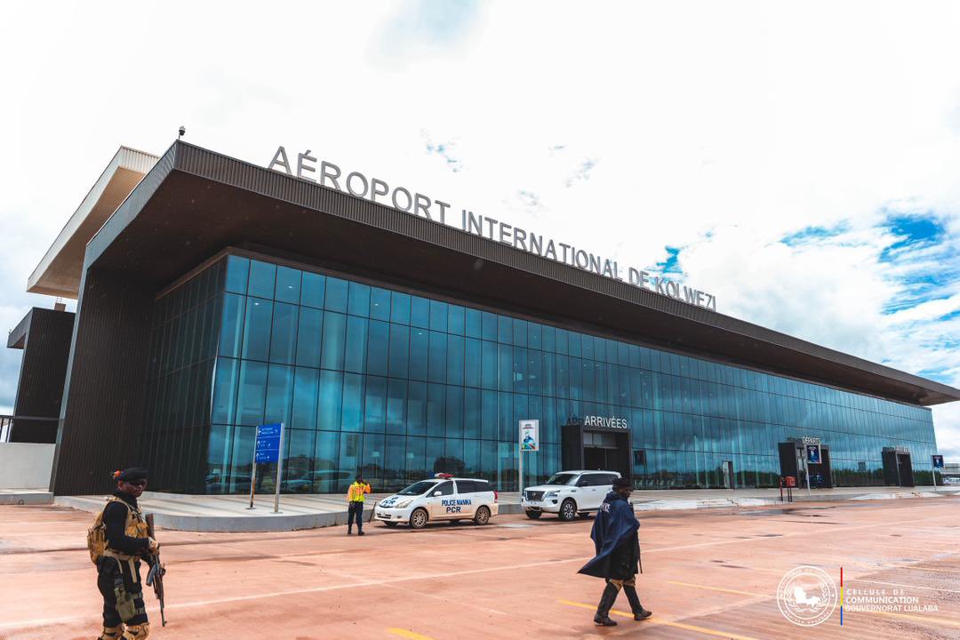 FifiMasukaSaini's tweet photo. 🇨🇩 Nous avons lancé l’année 2026 par une première tournée d’inspection des grands chantiers du #Lualaba.
À l’aéroport international de #Kolwezi, les travaux avancent à un rythme soutenu : pistes, tarmac, tour de contrôle et pavillon présidentiel prennent forme pour faire de la Ville un véritable hub régional.
Nous avons également inspecté la route de contournement By Ouest, essentielle pour fluidifier le trafic minier.
Le Lualaba avance, fidèle à la vision du Président de la République, SEM Félix #Tshisekedi. ✈️🚧