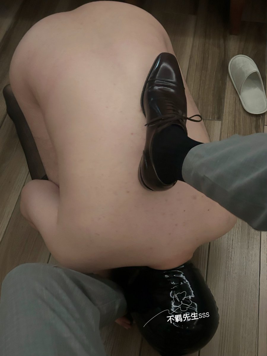 发情的贱种真他妈下流，闻着爹的皮鞋丝袜狗几把硬的把锁都顶开了 卧槽！