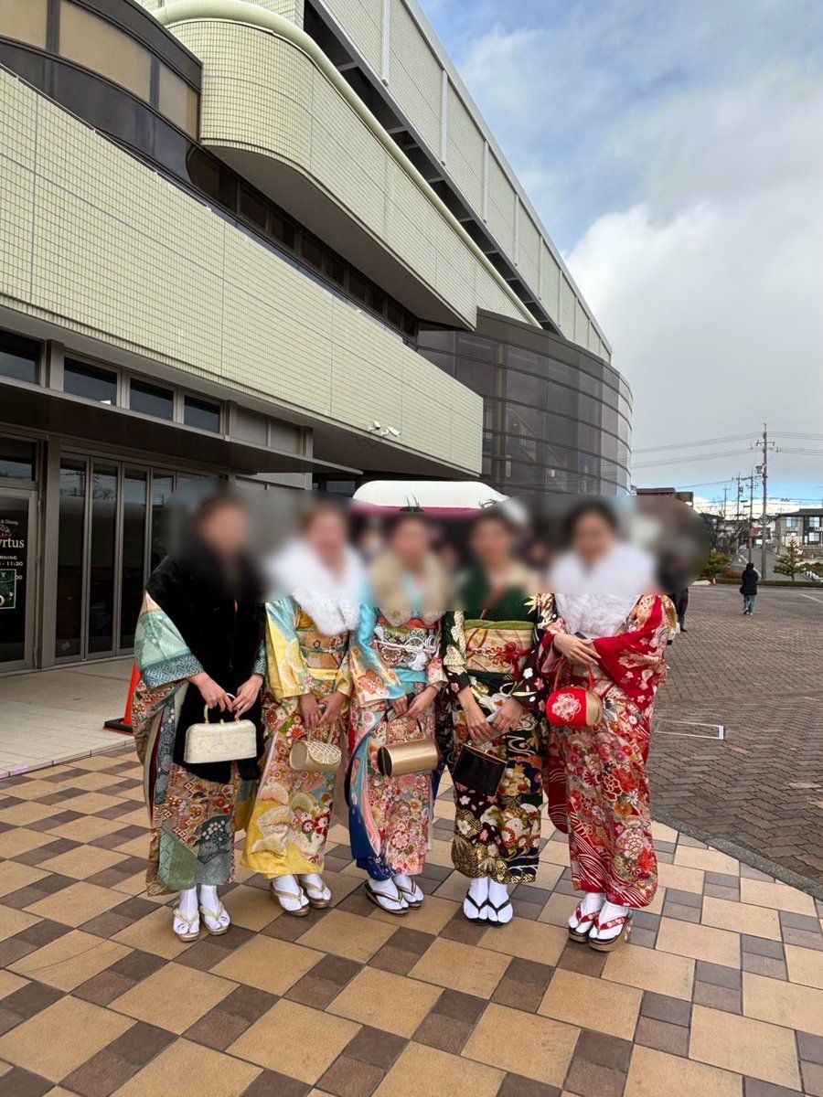 agtm71's tweet photo. 娘の成人式でした✨️ ものすごい強風で大変だった🌀 みんな綺麗だったなぁ…
 #はたちのつどい   #成人式2026 https://t.co/MdA5KrCO8m