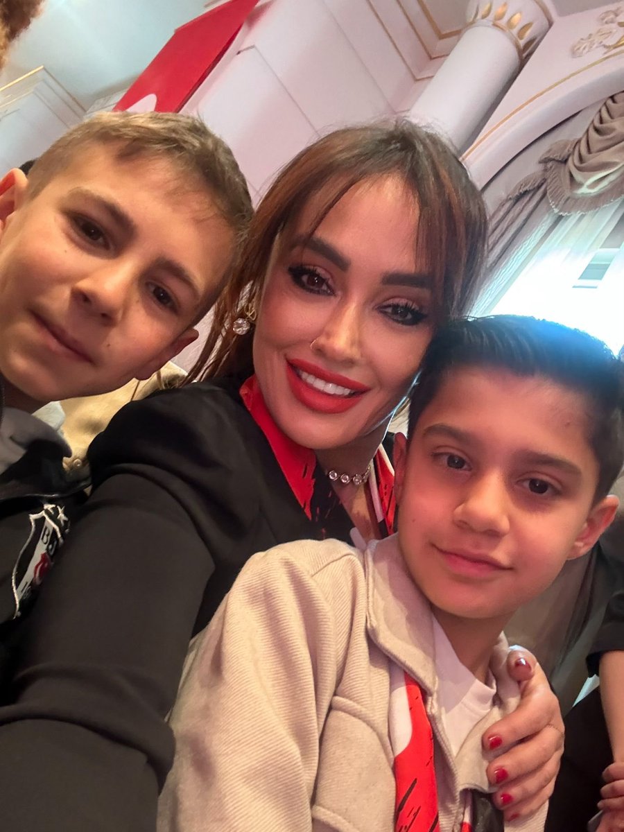 Gürültü yapmadan da başarının mümkün olduğunu…
Çalışkanlık ve tevazunun insana ne kadar yakıştığını…
En önemlisi, güzel bir kalbin her şeyin önünde geldiğini bize hatırlatan Vansporlu, Beşiktaşlı Şule Gökırmak’a Vanspor’un yeni yönetiminde başarılar diliyorum.🌟⚽️

<a href="/SuleGokrmak/">Hatice Şule Gökırmak</a>