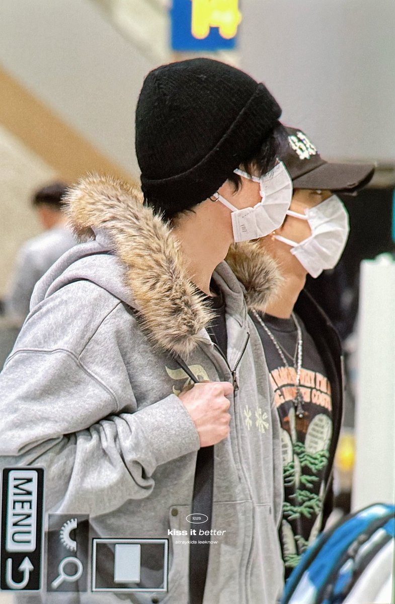 LeeKnowBrasil's tweet image. ↱#PREVIEW 🐰 11.01.26↲ 
Um pouco mais do nosso #LEEKNOW no aeroporto, estilo puro hoje 🙂‍↕️🖤

#스트레이키즈 #리노 #LEEKNOW #StrayKids @Stray_Kids 💐
cr.: kissitbetter_98