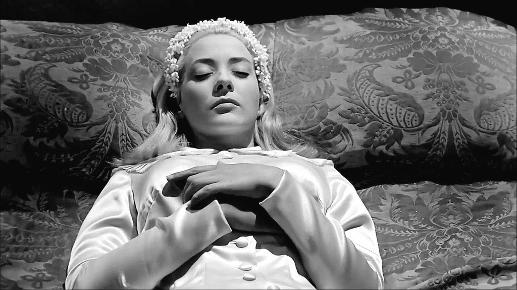 Cop223_'s tweet image. Dissacrante come solo lui sa fare, formalmente perfetto, ricco di simbolismi e rimandi artistici, splendidamente interpretato (Fernando Rey mostruoso) e con un finale eccezionale, di una sottigliezza unica. 

L’ennesimo scacco al Re del Maestro Luis Bunuel. 

🇪🇸 Viridiana (1961)