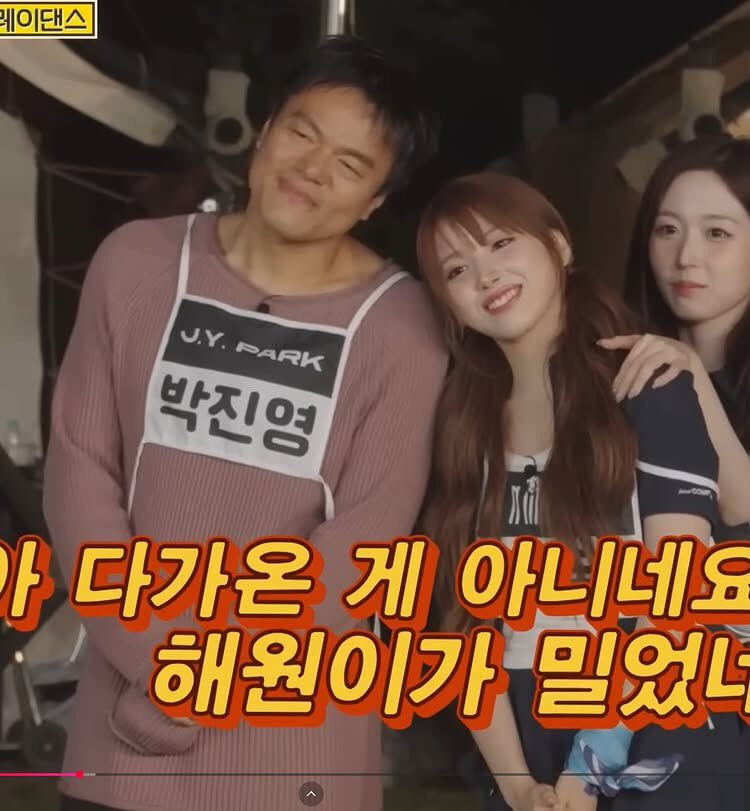 — jiwoo’s polaroid session with her fans, recreating jiwoo's pose with her boss JYP 🦍