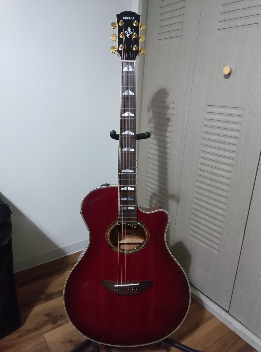 sing_blues's tweet photo. 一年位前から欲しかったギター（生産終了していて、中古しかない）が昨日ネットで販売していることを発見。取り扱いしている店舗に早速行く。
店員さんから「弾いてみます？」と言われ、10分程試奏。
試奏後、ギターを観察すると「私を買って！」とギターが訴えている。
勿論買った！さあ弾くぞ♪ https://t.co/00TFLOHHpH