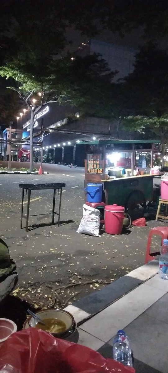 Sokin wots msh buka depan Masjid kemdikbud