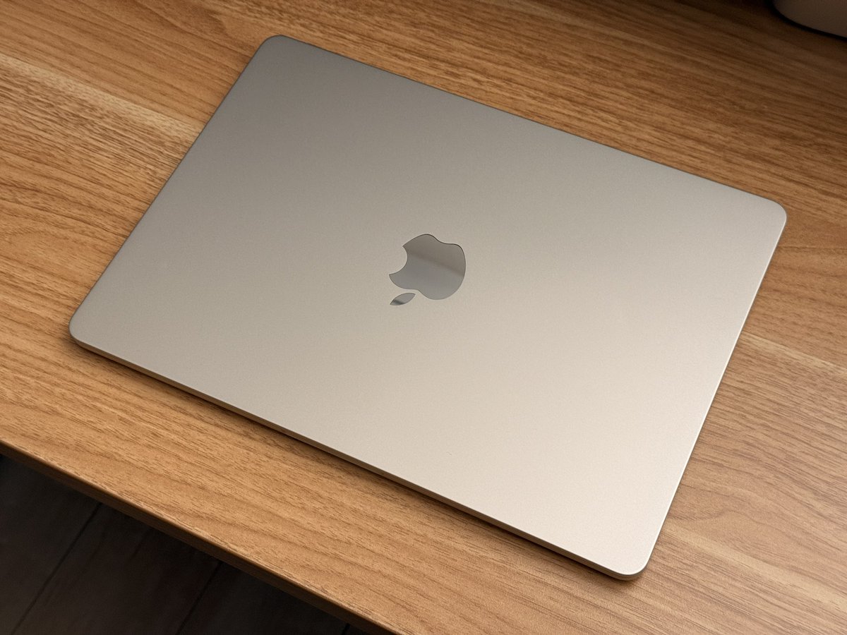 Appleの初売りで買ったMacBook Air。左が僕のスターライト、右は母の