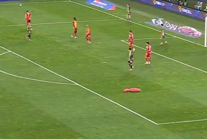 2026 yılının futbol olayı;

Tribündeki taraftarlar dahil, maçı izleyen 80 milyonun saha içinde rüzgarla birlikte sağa sola yuvarlanan poşeti Toreira zannetmesi

Hadi olabilir bir anlığına insan sandınız tamam
Niye Toreira? 🤣🤣🤣🤣🤣🤣