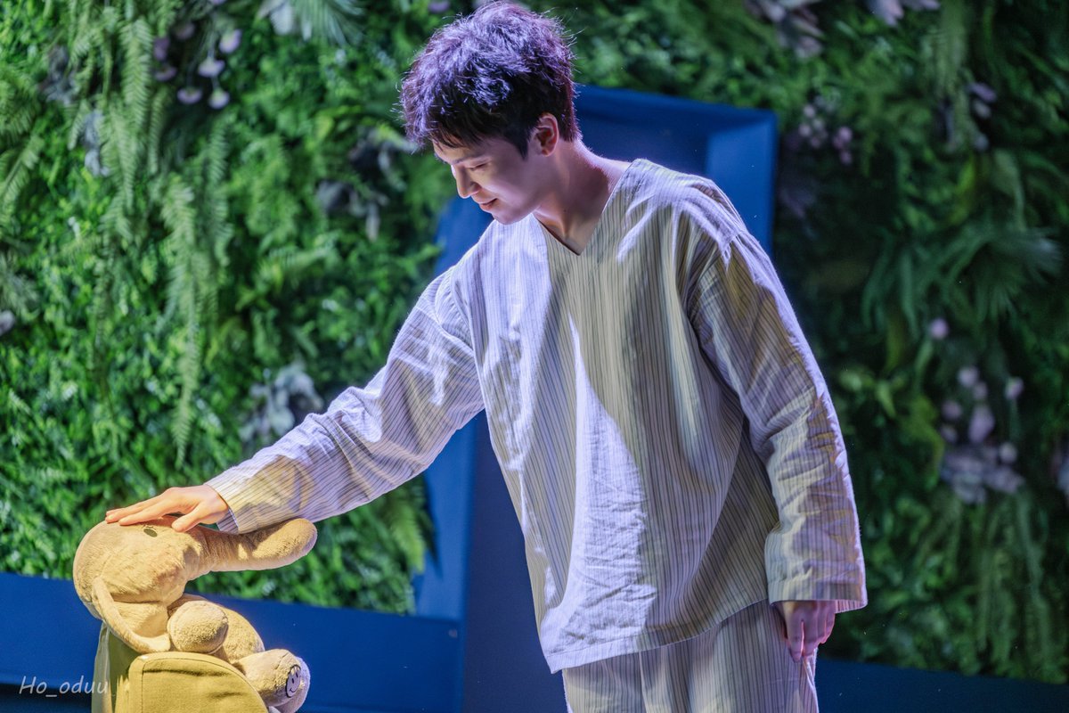 260111 [연극 엘리펀트송] 14:00 낮공       
막공 포토타임     
마이클役 #이재균 배우님
-
얘는 안소니야 평생 소중하게 지켜주렴