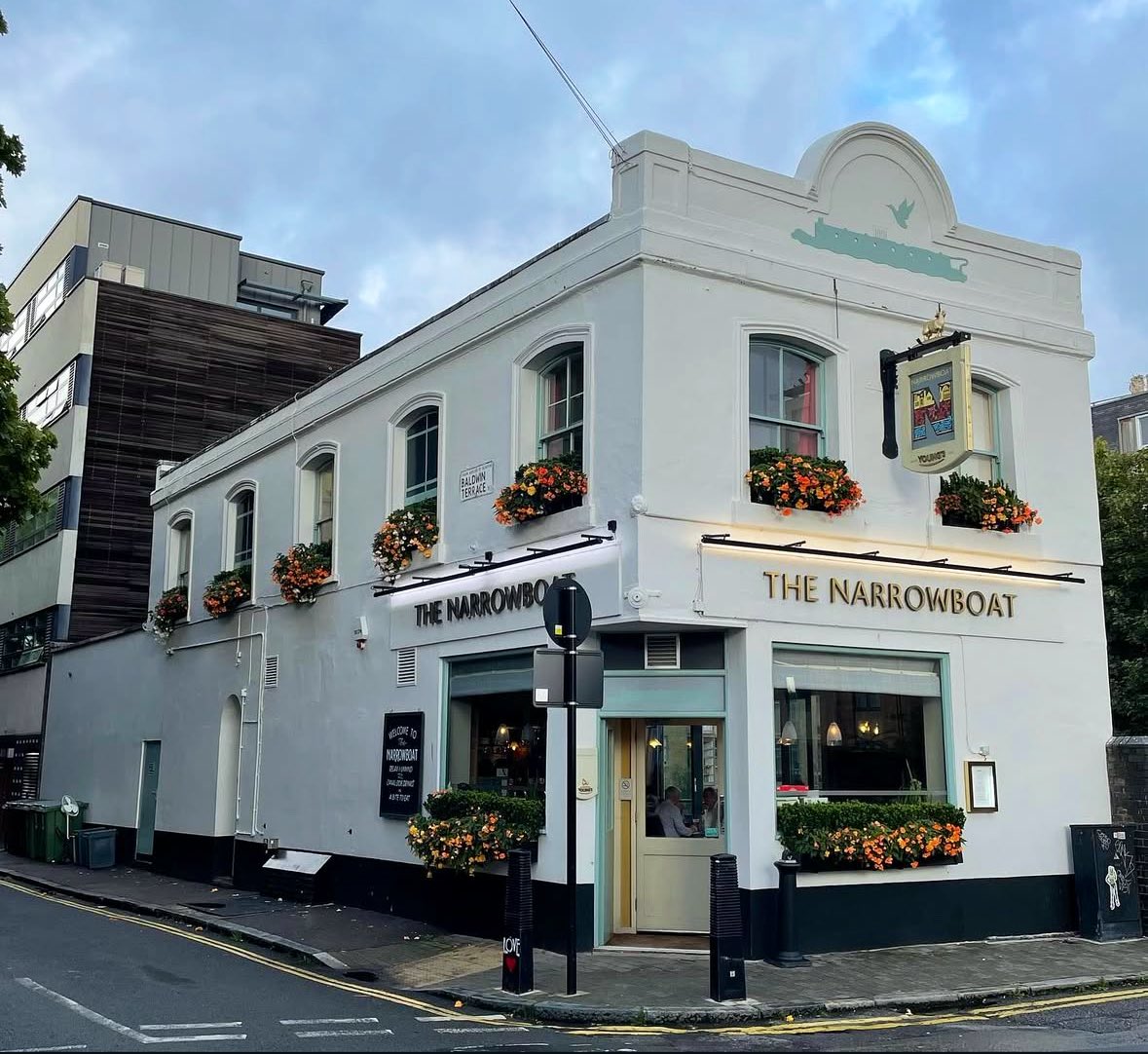 LondonPubMap's tweet image. The Narrowboat
📍119 St Peter's St, London N1 8PZ

Although The Narrowboat has strong Gastro credentials, the pub feels equally comfortable as a great place to come for a drink. Top location and my walk along the canal was a nice way to get to the pub.
#islington #pub #n1