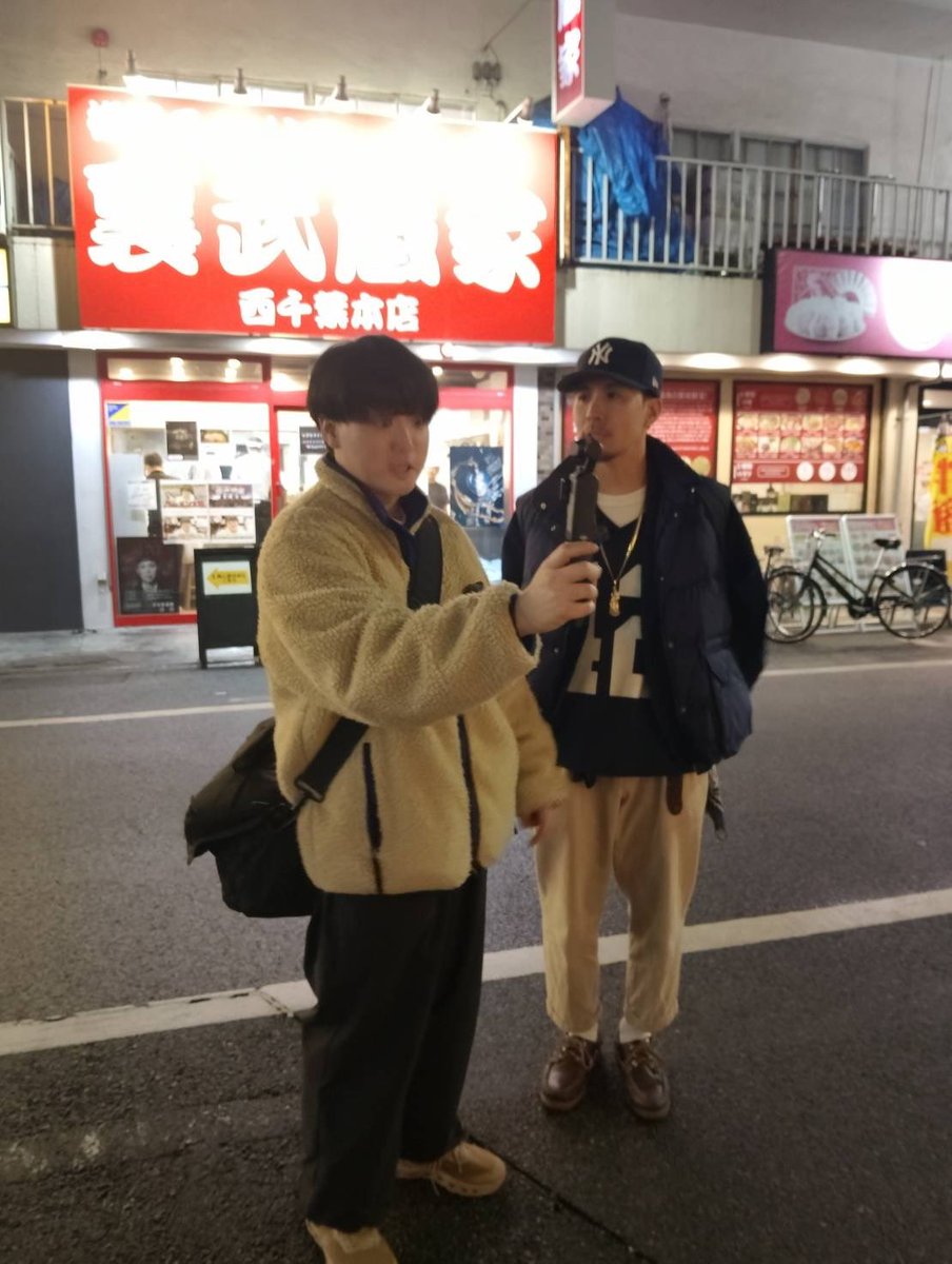 uramusashiya's tweet photo. 久々のSUSURU TV.です☺️
僕が美味しいと思うものを、お客様と共有できたら僕はすごく幸せです。
千葉には武蔵家、千葉家さん、末広家さん、王道家さん、杉田家さん、濱野家さん、その他多数もう本当に美味しい家系ラーメン屋さんたくさんあります。
うちが千葉県でNo.1じゃなくてもいいんです☺️
ただ僕は裏武蔵家と野良裏家のラーメンが大好きで、そこで働いてくれるスタッフが大好きです😊そして古参の常連様、こういう動画をきっかけにご来店いただけたお客様が誰かにまた紹介したくなるような味、接客、雰囲気、それをコツコツ積み上げていきます😄
是非動画ご視聴ください😊
https://t.co/vZLrjhrvTt