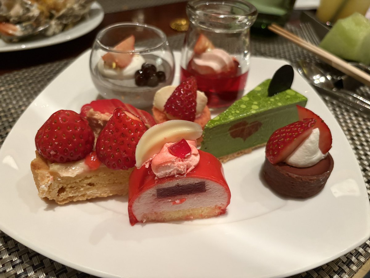 ケーキいちごだらけでかわいい！
