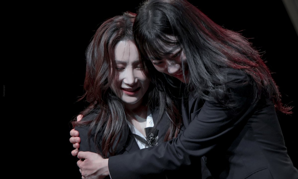 huntergraper's tweet image. 260111 연극 포쉬 막공 무대 인사 

헤라 役 | #이재은 
가이 役 | #이서현