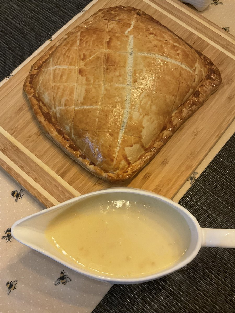 OverAtSusies's tweet photo. 2. Salmon En Croute. Cover the salmon and cream cheese topping with another sheet of pastry, sealing the edges well. Make a diamond pattern and then egg wash. Bake in a 180° fan for about 35 mins, until golden brown. Make a hollandaise sauce or any other creamy one you like https://t.co/wCaWOeXxnO
