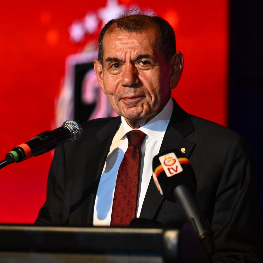 bosunatiklama's tweet photo. Dursun Özbek: "Dün akşamın net özeti şudur: 

Kaybetmeye alışkın olmayan camia ile kazanmaya uzun süredir hasret kalmış; bu hasretin getirdiği öfkeyi ve sevgisizliği diline yansıtan bir camianın karşılaşmasını izledik." https://t.co/Z1iSMW0yCA