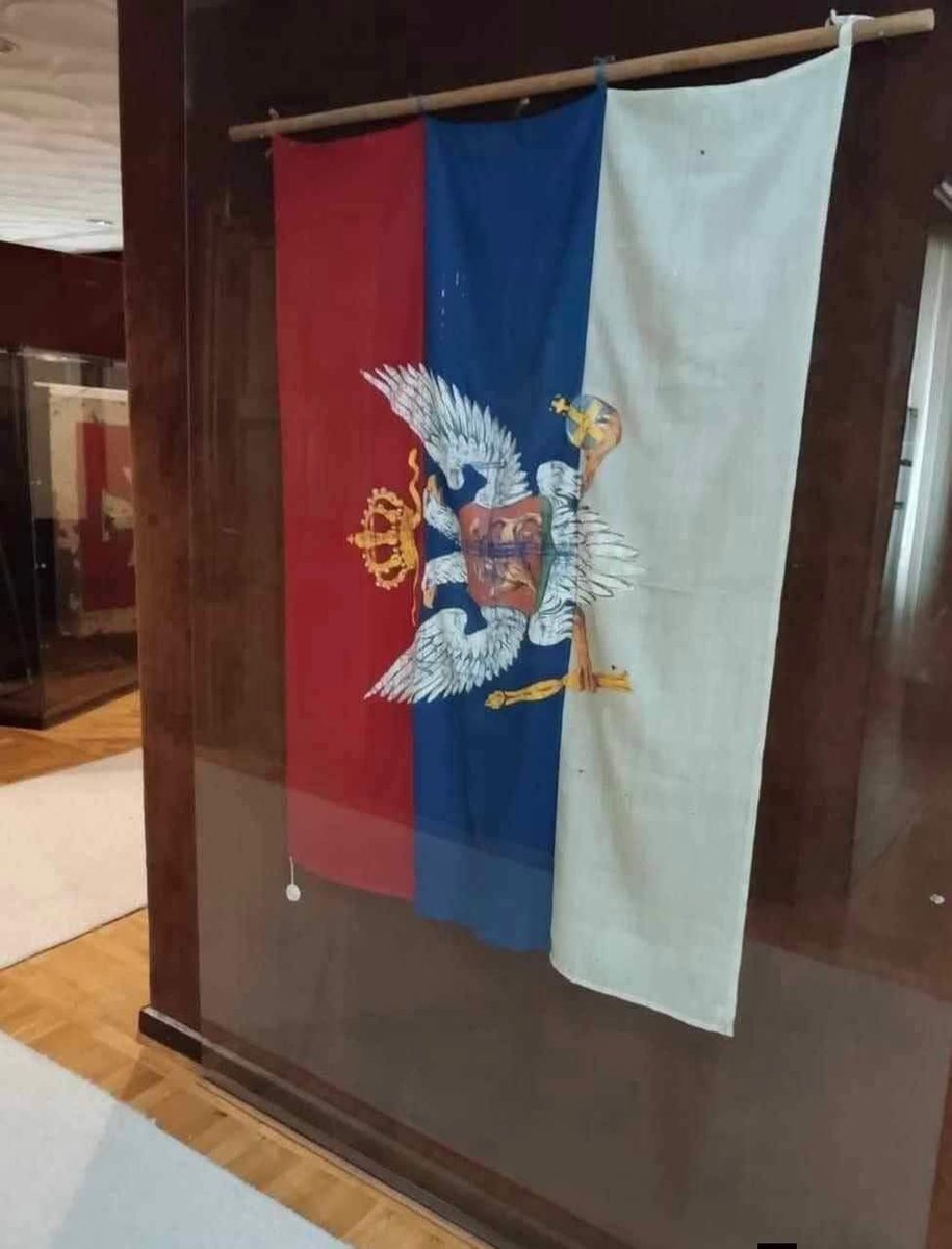 Šta kaže veksikologija - je l’ ova zastava u Muzeju na Cetinju pravilno postavljena?