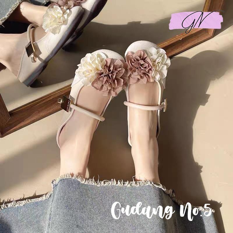 bervorious's tweet photo. cute flatshoes 🌸💫☘️

a thread https://t.co/VGLGAgHhkk