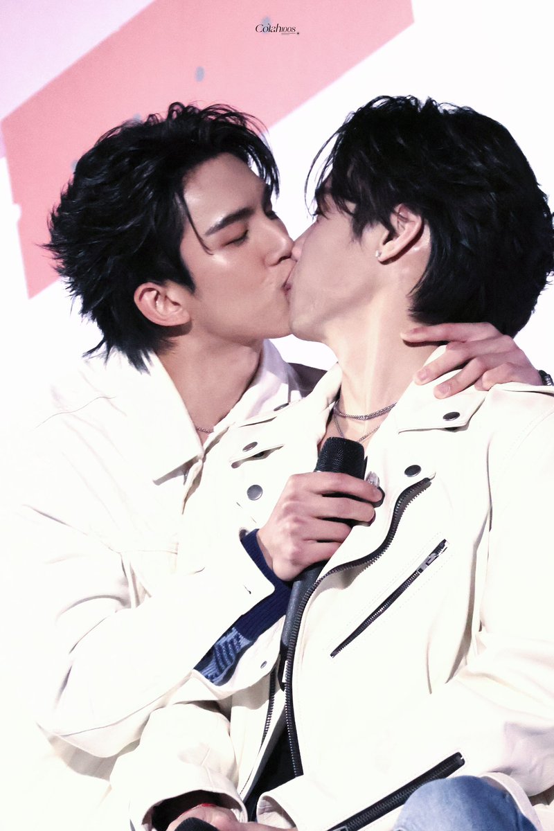 colah1008's tweet image. omgggggg kissss

LAST EPISODE OF H2H 

#H2HseriesFinalEP
#SurfJava #Javabh #swensurf