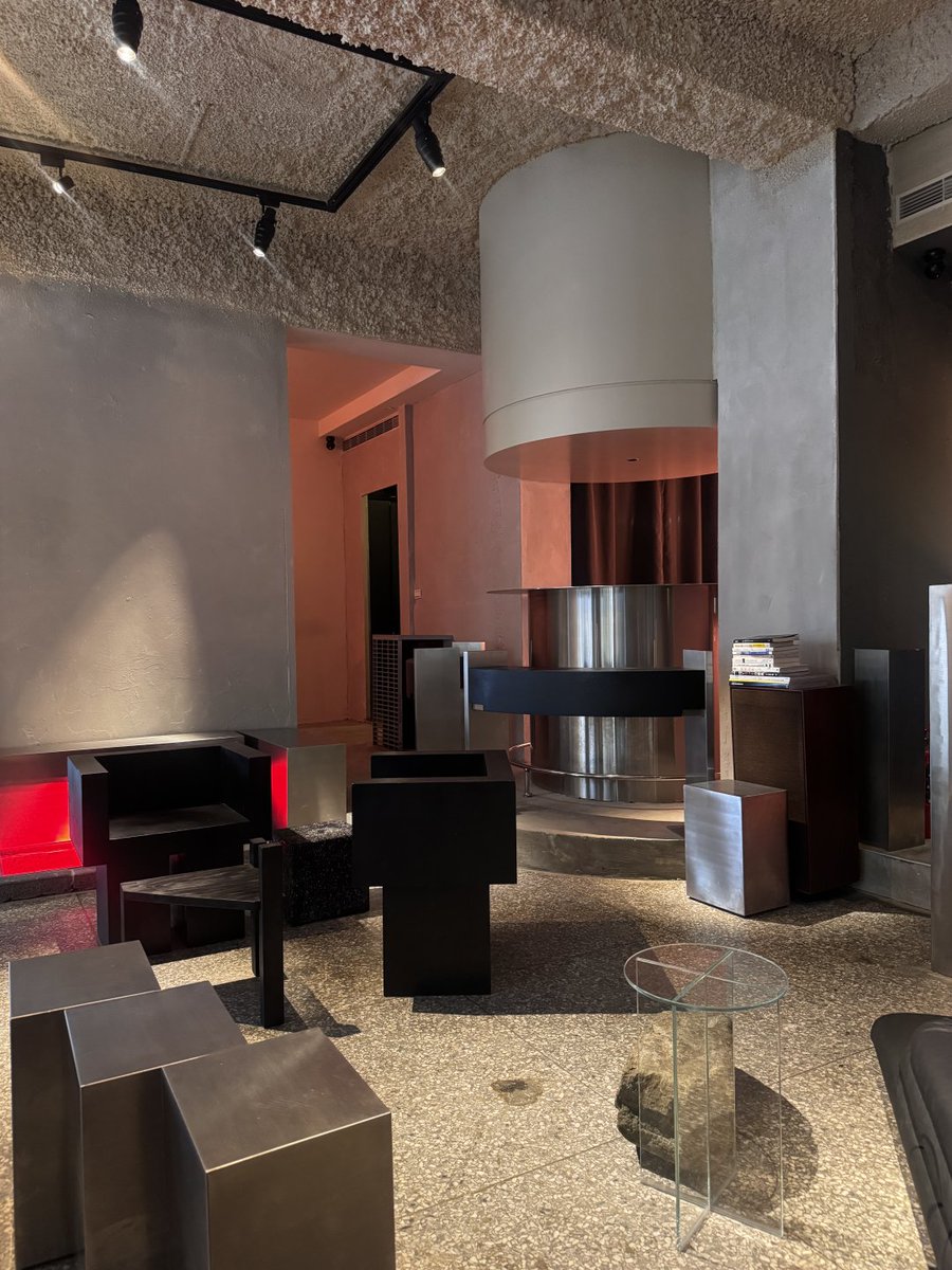 ipgrb4's tweet image. 최신 유행의 카페兼 바🎈