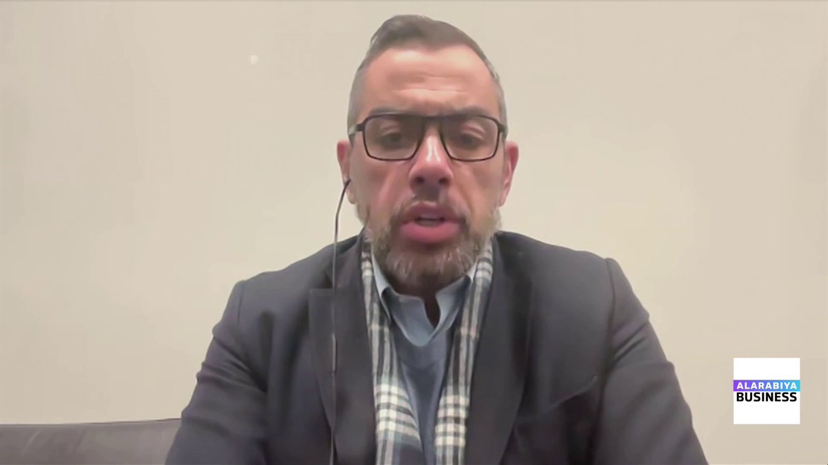 وزارة التخطيط المصرية تعلن الانتهاء من الإصدار الثاني من السردية الوطنية للتنمية الاقتصادية... النائب في مجلس النواب المصري د. محمد فؤاد في مقابلة مع "العربية Business": السردية الوطنية للتنمية ليست مجرد خطة مستقلة بل إطار جامع ينسق ويجمع خطط الوزارات المختلفة في قصة واحدة للاقتصاد المصري. السردية ليست مجرد وثيقة على الورق بل إطار إرشادي يمضي نحو التطبيق عبر السياسات الحكومية المختلفة. النسخة الثانية من السردية توسعت بشكل كبير من حيث المحتوى وعدد الفصول والمجلدات مقارنة بالنسخة الأولى. سياسة تقليص دور الدولة وتعزيز دور القطاع الخاص أصبحت أكثر وضوحاً في النسخة الثانية. السردية تقدم ثلاثة سيناريوهات للنمو.. أساسي وإصلاحي ومتحفظ وكل سيناريو مرتبط بإصلاحات محددة ونسب نمو مختلفة للقطاعات. مستهدف النمو عند 7.5% بحلول 2030 مرتبط 