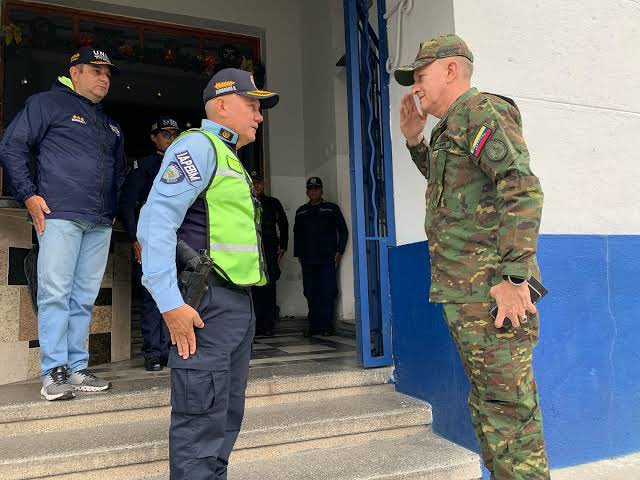 cheo070777's tweet photo. Tan cierta es esta denuncia que en Mérida,  el Comandante de la Zodi "general" Bencir Romero, ordenó desconcentrar las unidades militares,  sacaron los fusiles, RPG, granadas y todo el armamento hacia los pueblos aledaños, lo escondieron en casas abandonadas y en fincas. Ese armamento lo custodian entre 20 a 30 militares. La orden es no tener el armamento en los cuarteles, por cierto ese militar es hermano de una de la "juezas" que decidió mantener privadas de libertad a las jóvenes merideñas por imprimir unas franelas.