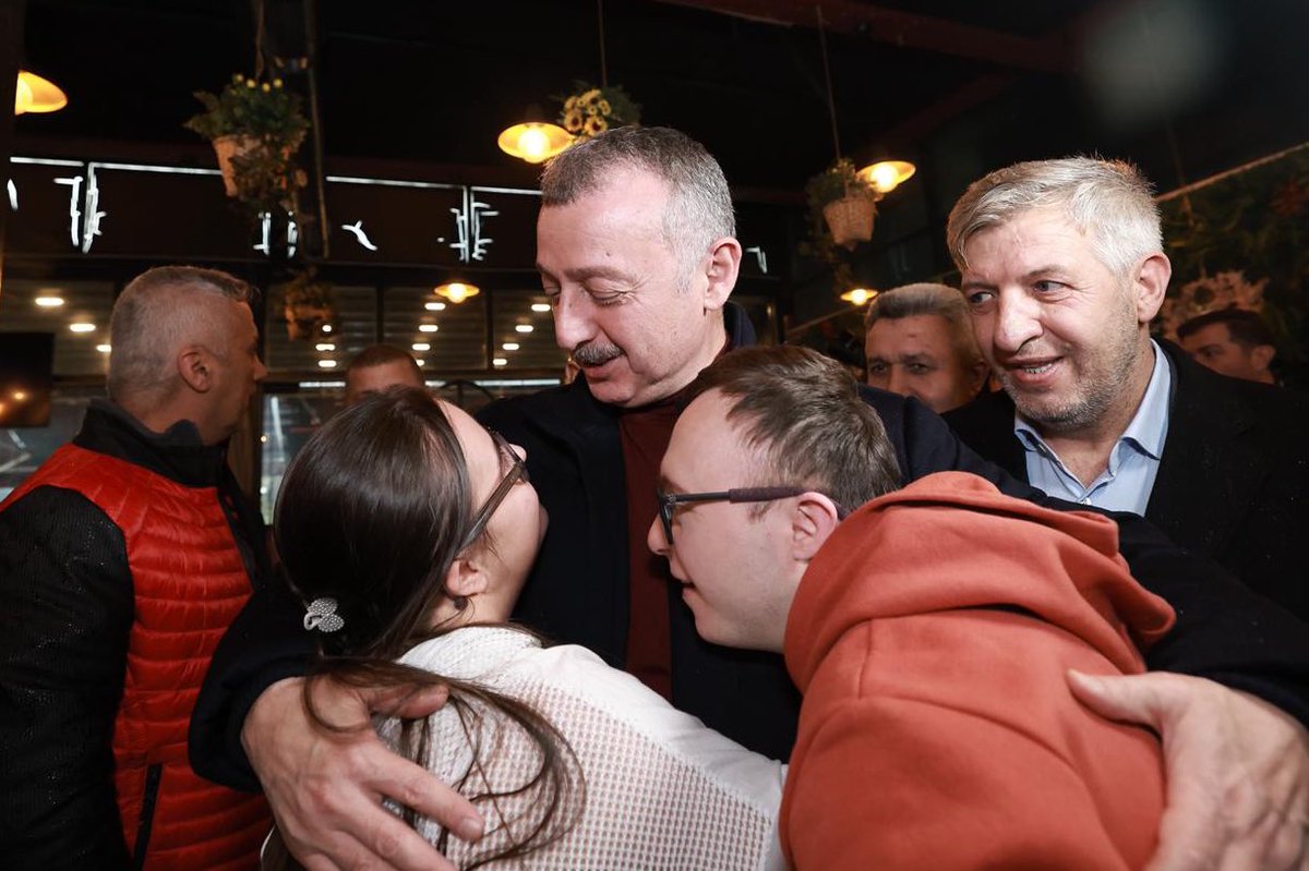 tahirbuyukakin's tweet photo. Bugün Kocaeli Trabzonlular Derneği tarafından düzenlenen “Hamsi Yemeyen Kalmasın” etkinliğinde hemşehrilerimizle bir araya geldik. Karadeniz’in bereketini, hamsinin tadını ve muhabbetin sıcaklığını aynı sofrada paylaştık. Birlik, beraberlik ve kültürel dayanışmamızı güçlendiren bu güzel organizasyon için Dernek Başkanımıza ve emeği geçen herkese teşekkür ediyor; sofraların bereketli, muhabbetin daim olmasını diliyorum.