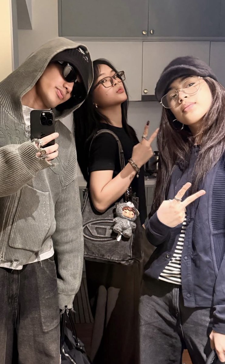 jarrenlundunboy's tweet image. must protect this baggy trio at all cost! 🖤🖤