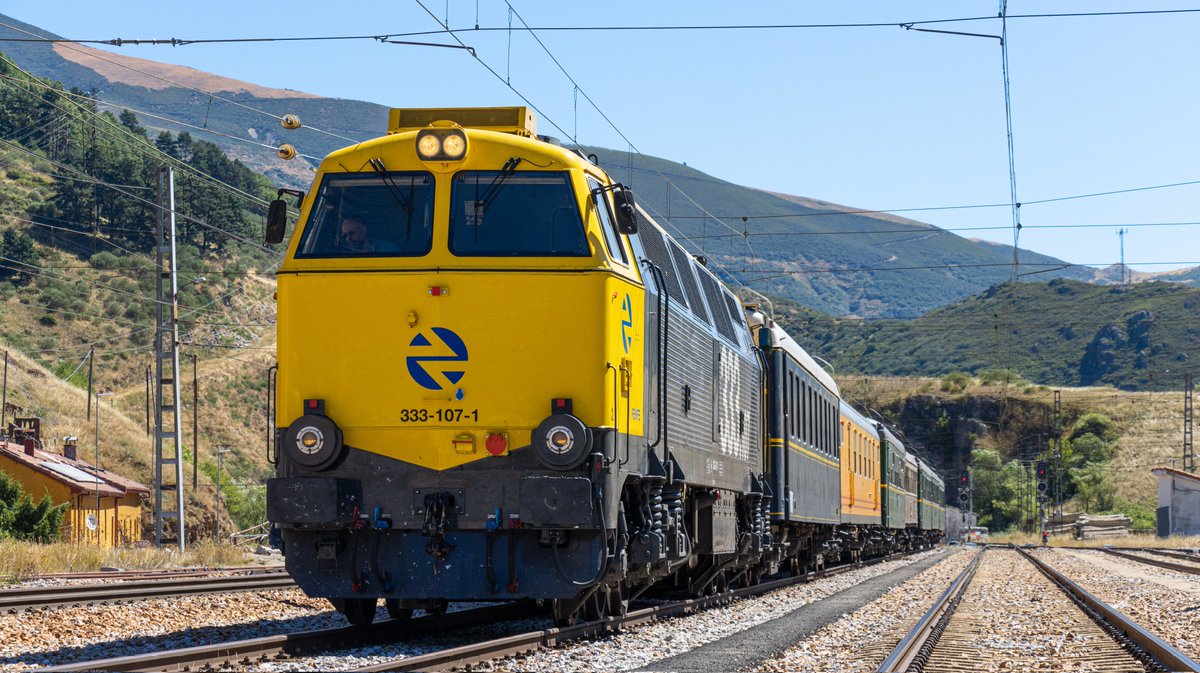 La locomotora 333-107 de la @aafmadrid maniobrando en Busdongo