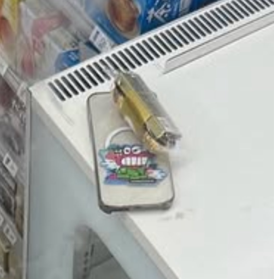 ssunky0605_'s tweet image. 이 사진 귀여운 점

해찬이 거울샷 찍는데 옆에 
초코비 스티커랑 페레로로쉐 같이 찍혔음
ㅈㅉ 귀여워ㅋㅋㅋㅋㅋㅋㅋㅋㅋㅋ