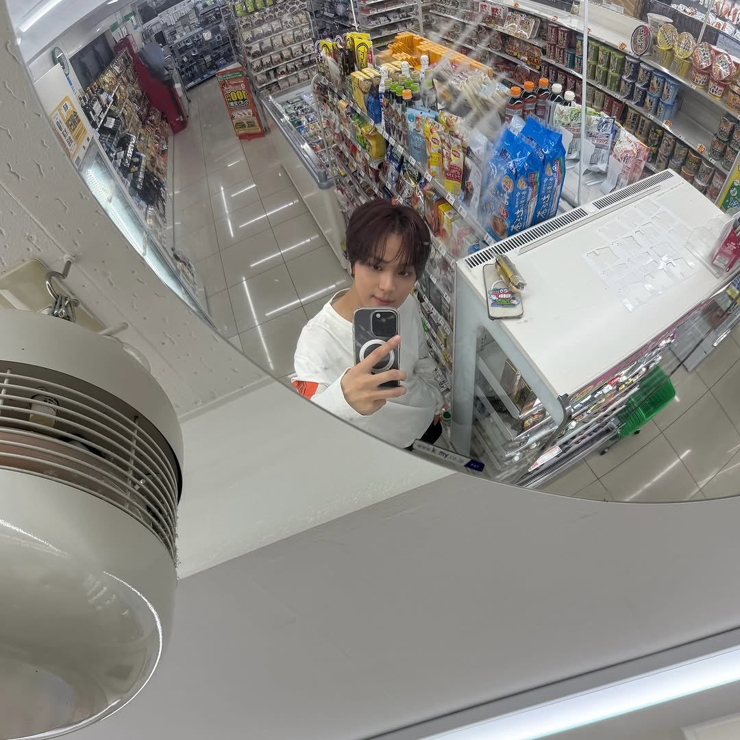 ssunky0605_'s tweet image. 이 사진 귀여운 점

해찬이 거울샷 찍는데 옆에 
초코비 스티커랑 페레로로쉐 같이 찍혔음
ㅈㅉ 귀여워ㅋㅋㅋㅋㅋㅋㅋㅋㅋㅋ