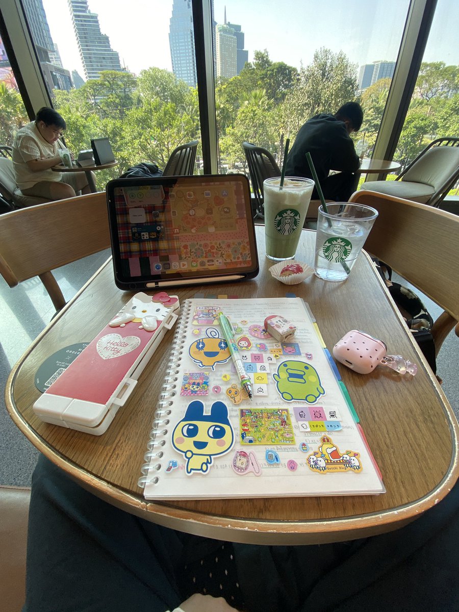 kyomidoriko07's tweet image. #kpjourneytouni

29 dec 25 - 11 jan 26

ล ลืมลงรีแคปไปอาทิตย์นึง T o T 💔 ใดๆ คือทำ a-level ม้าลาย + สังคมเล่มสีฟ้า + 9 วิชาสามัญ ดร.ศุภวัฒน์ จบเล่มแล้ว ! แล้วก็ทวนสังคมครบทุกบทเรียบร้อย พร้อมตะลุยโจทย์ยาวๆ 💨💨 คะแนนใกล้ออกแล้ว ตื่นเต้นม้าก 😵😵🍀🍀

#วันนี้dek69ทําอะไร #dek69