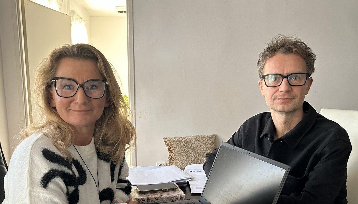 Oszustwa „na wnuczka” i „na policjanta” stają się coraz bardziej wyrafinowane. Oszuści manipulują emocjami, wywołując strach i presję, co sprawia, że wiele osób, zwłaszcza seniorów, pada ofiarą ich sztuczek. #MiastoZG tiny.pl/365_v3zsj