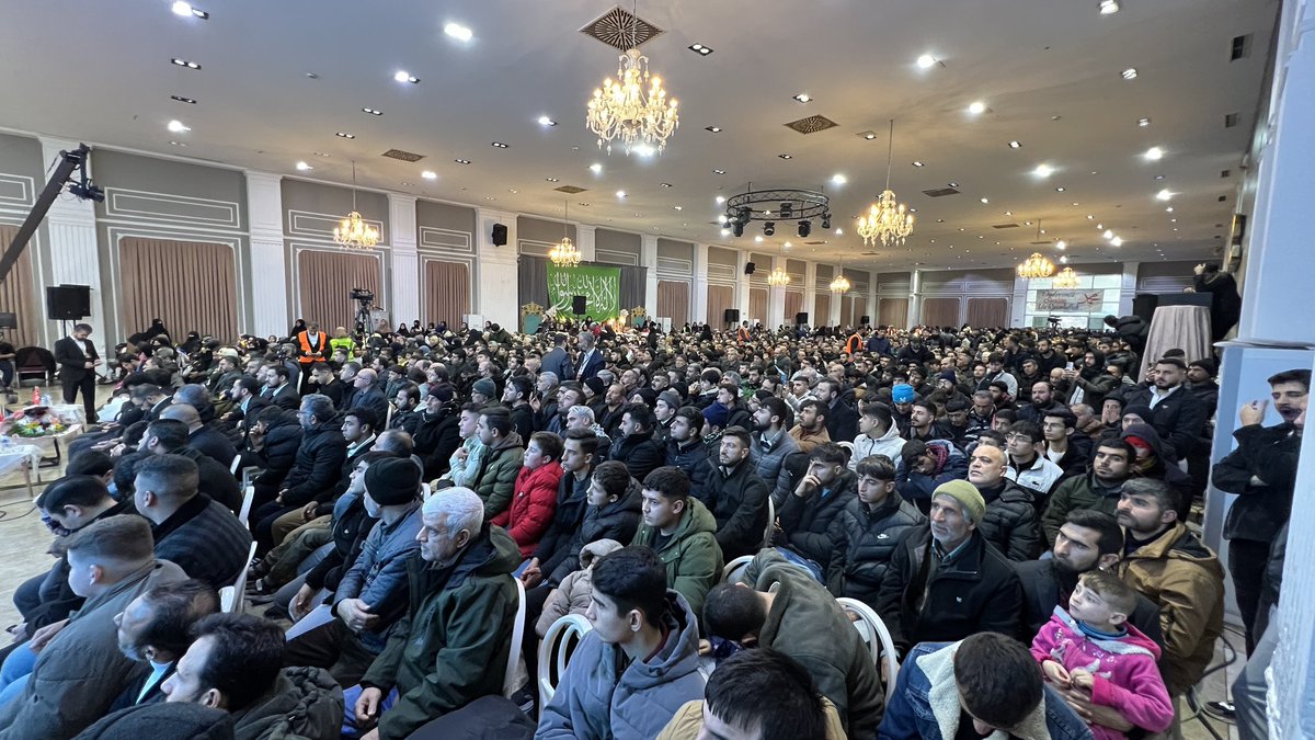 Alparslan Kuytul Hocaefendi’nin Gaziantep’te gerçekleştirdiği "Miracın Mesajı ve Namaz"‘konulu konferansı, halkın yoğun teveccühüyle iki katlı salonu dolduran kalabalık eşliğinde devam ediyor.

AlparslanHoca Gaziantepte
#FurkanKonferansları
