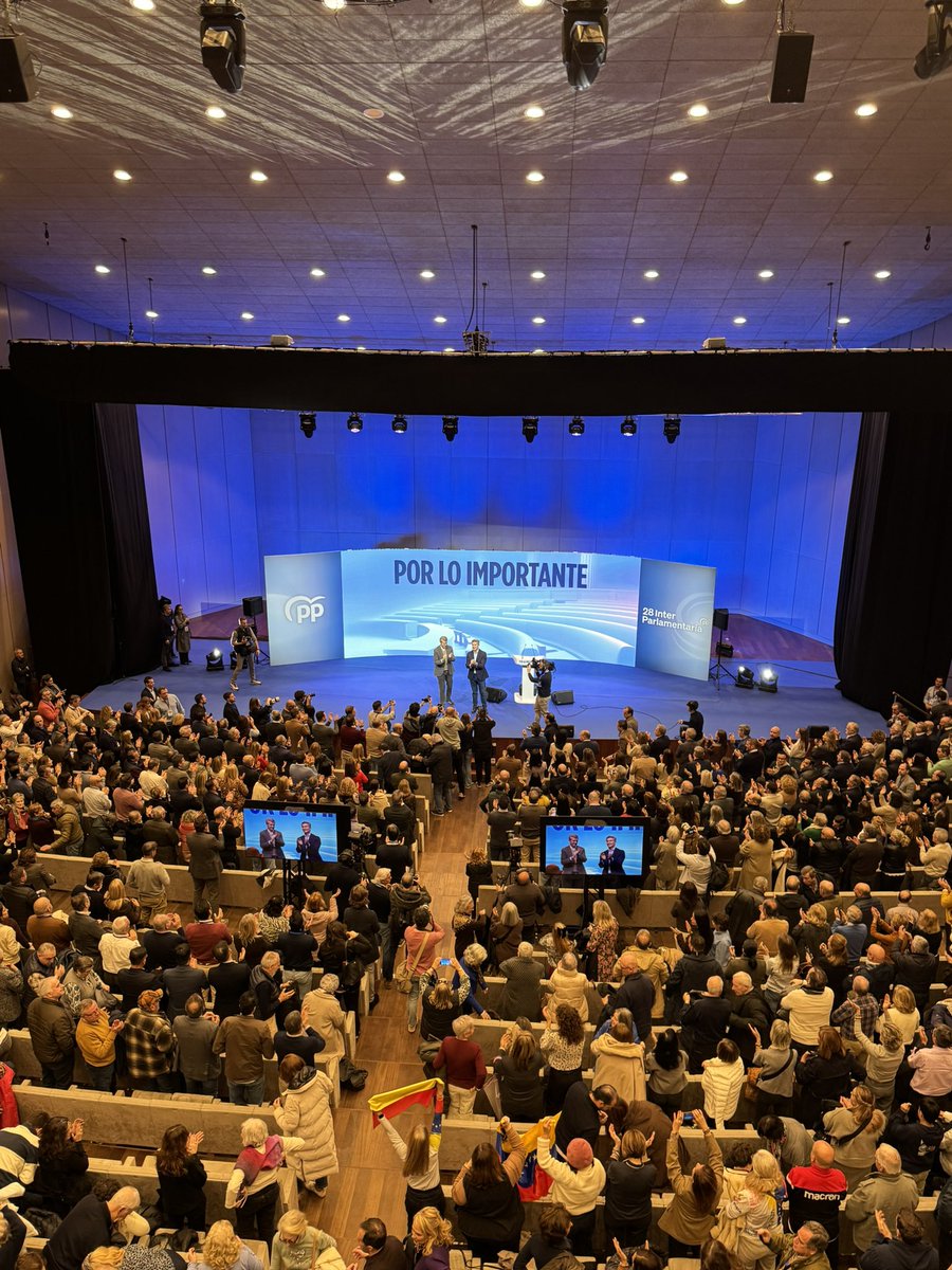 💙 <a href="/borja_verea/">borja verea</a> e o Partido Popular de Santiago arroupando a <a href="/NunezFeijoo/">Alberto Núñez Feijóo</a> e <a href="/AlfonsoRuedaGal/">Alfonso Rueda</a> na #28InterparlamentariaPP.

🗣️Feijóo: “La historia no amnistiará al sanchismo y mi Gobierno, tampoco».

#PorLoImportante