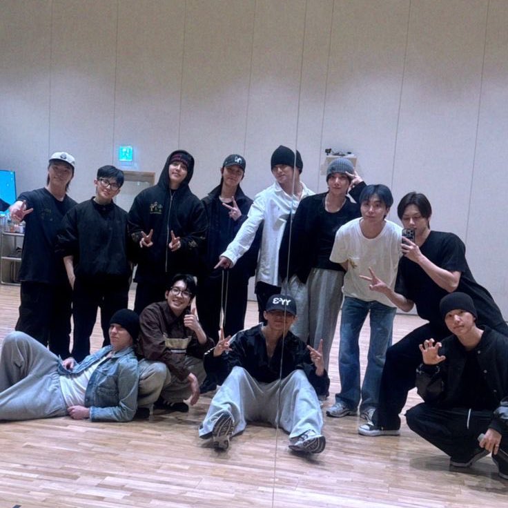 lovrehani's tweet image. seventeen mirror selfies, you are so dear to me. 🫂❤️‍🩹