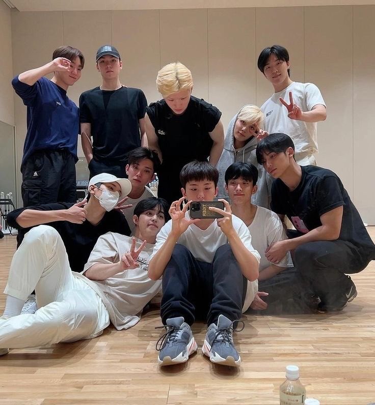 lovrehani's tweet image. seventeen mirror selfies, you are so dear to me. 🫂❤️‍🩹