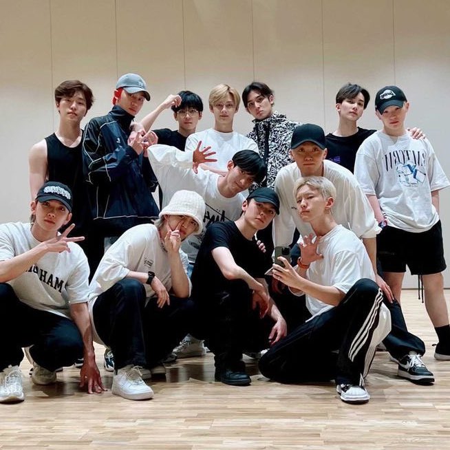 lovrehani's tweet image. seventeen mirror selfies, you are so dear to me. 🫂❤️‍🩹