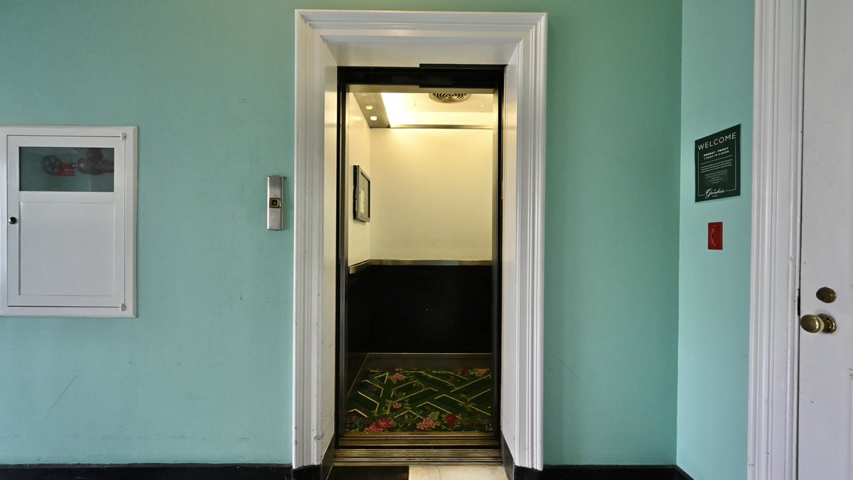DieselDucy's tweet photo. Beautiful @OtisElevatorCo #Elevator at the Greenbrier https://t.co/rhN7w6G2qf