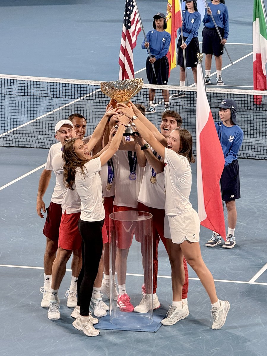 Do trzech razy sztuka! 🏆 Puchar @UnitedCup zdobyty 🎾🇵🇱🎾!!!! 👏🎉👏🎉👏
Niesamowita gra naszego zespołu ! 🇵🇱🇵🇱🇵🇱🇵🇱Czuliśmy waszą energię !                                       📷Piotr Rakowski                       #unitedcup #polskitenis #sydney #konsulzSydney