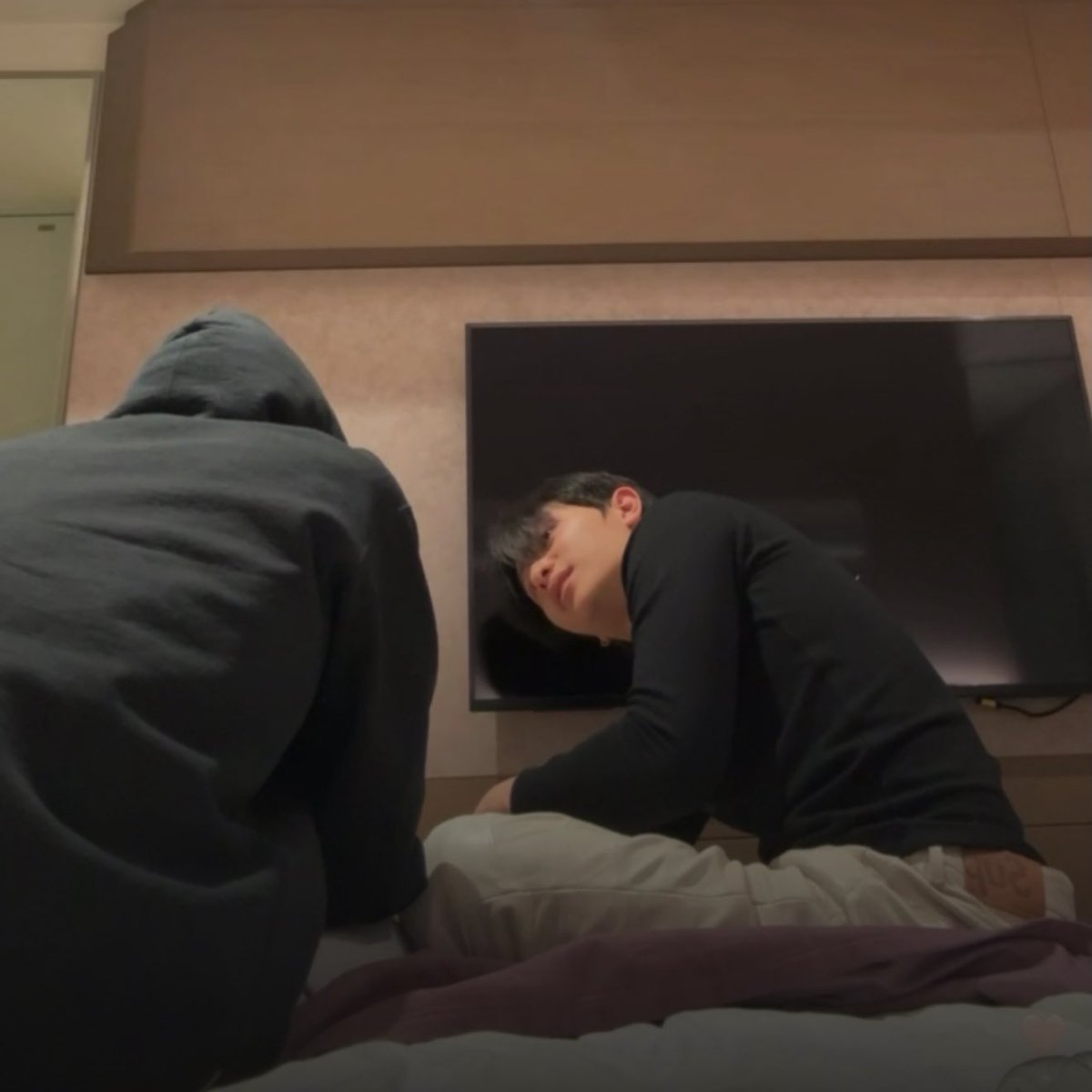 hazedkiss's tweet image. “kak, masih mual? dede bayinya masih nendangin terus gak?”