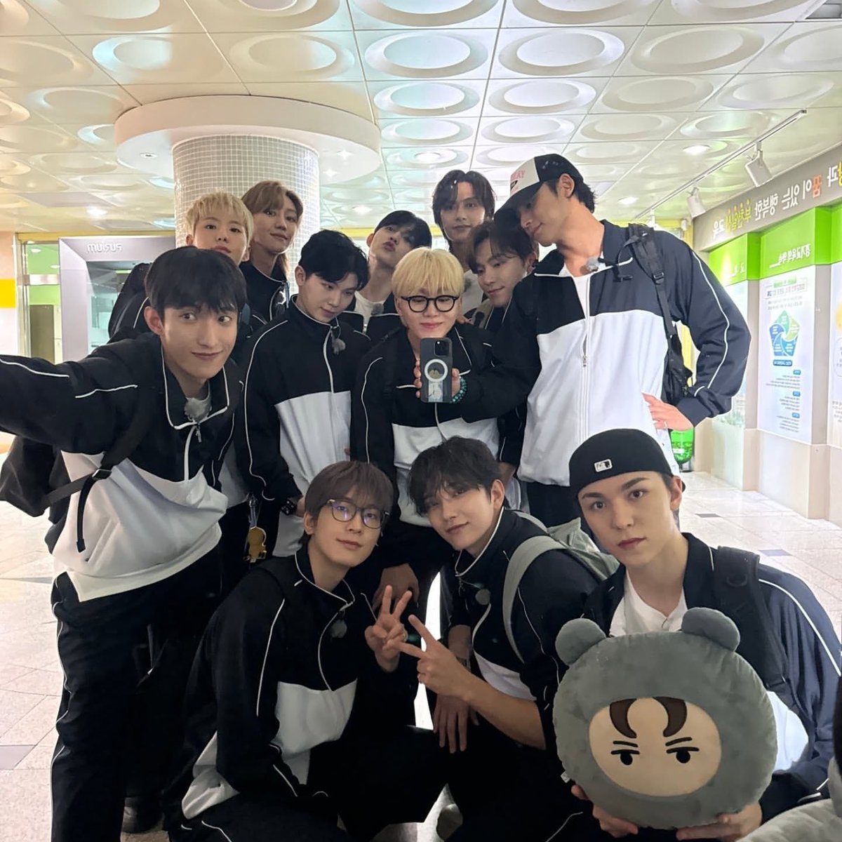 lovrehani's tweet image. seventeen mirror selfies, you are so dear to me. 🫂❤️‍🩹