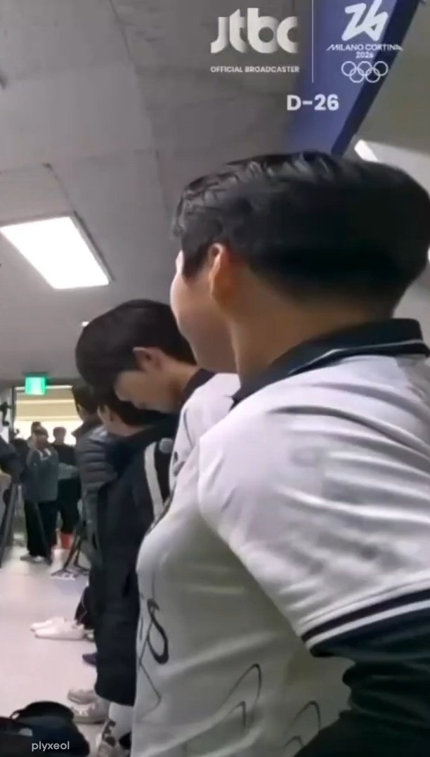 plyxeol's tweet image. thank you let's play soccer thank you xiumin yes thank you thank you