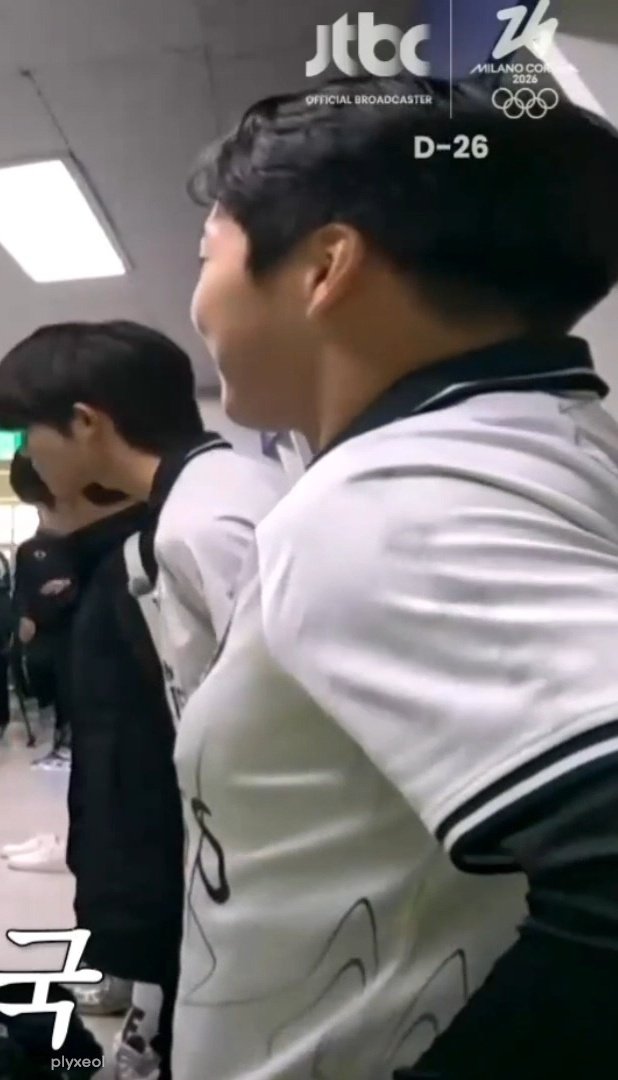 plyxeol's tweet image. thank you let's play soccer thank you xiumin yes thank you thank you